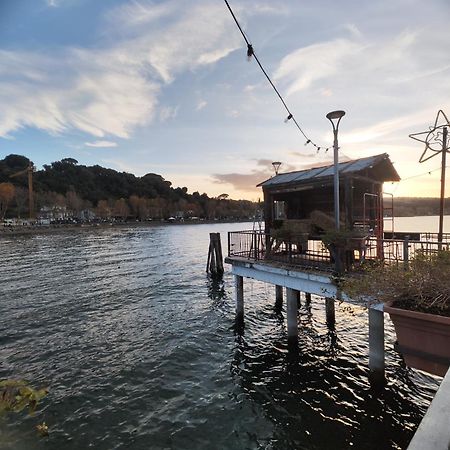 Chalet Romantico Sul Lago Apartman Anguillara Sabazia Kültér fotó